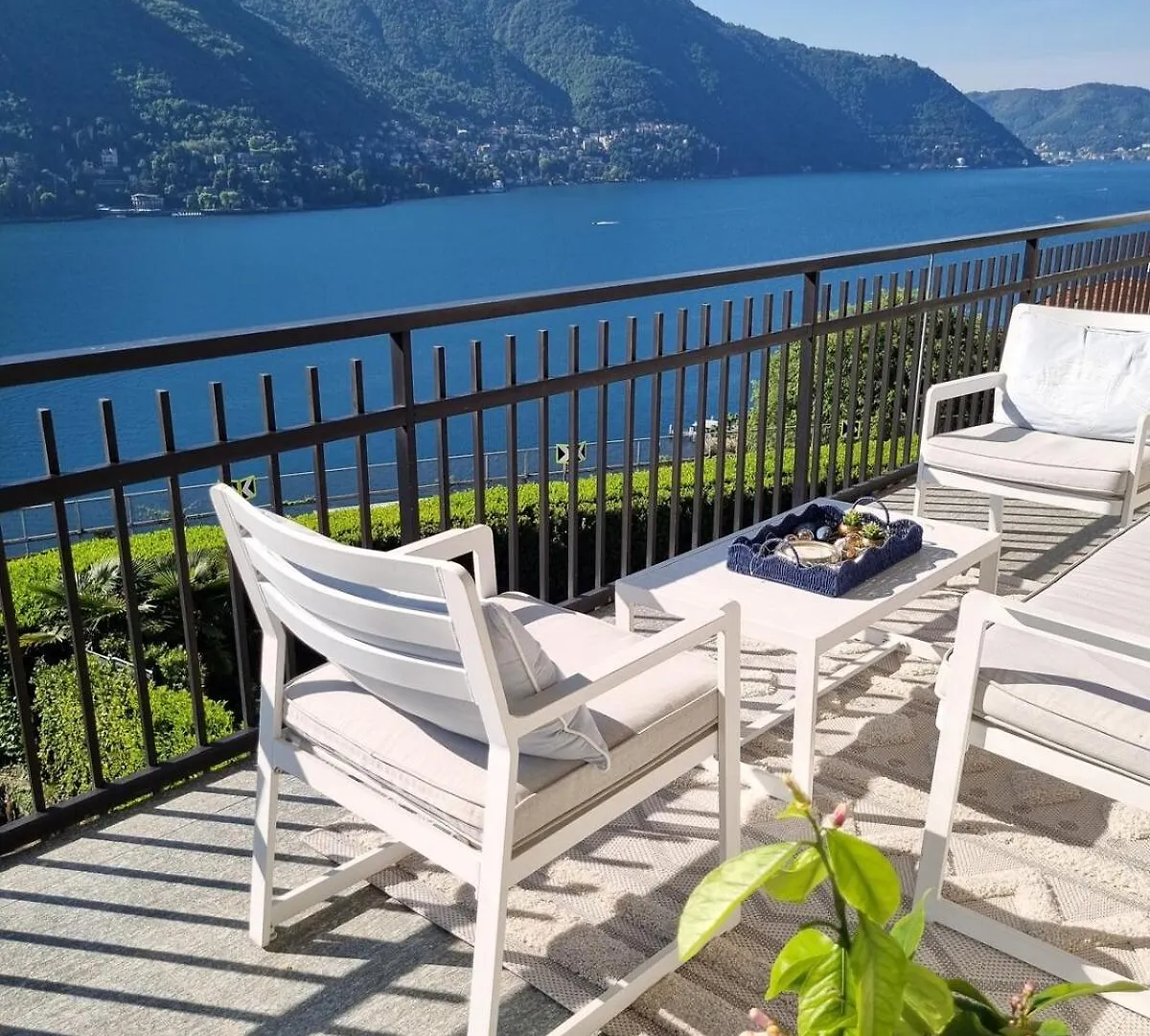 Penthouse With Stunning Lake View Moltrasio Apartment